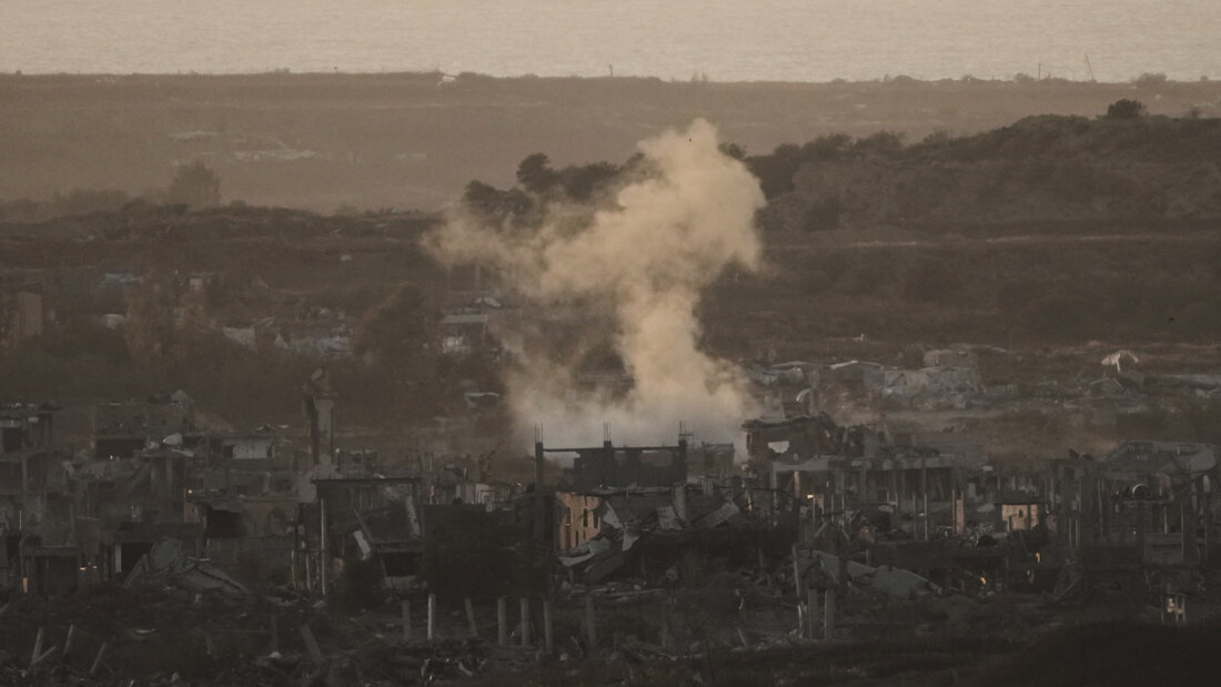 Rauch steigt nach einem Bombardement der israelischen Armee im Gazastreifen auf, gesehen von Südisrael. Foto: Maya Alleruzzo/AP/dpa 20250521125937108.jpg