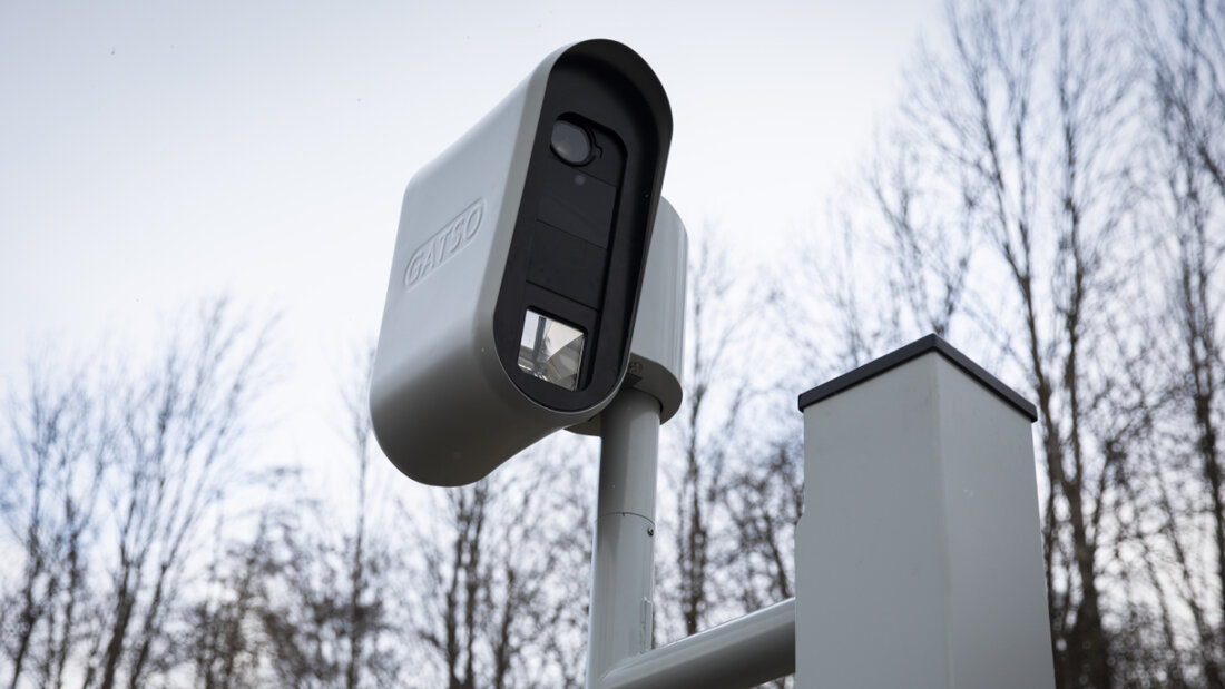 Die Standorte der Blitzkästen sind neu auch in Graubünden öffentlich. Ausgenommen sind jedoch jene Messstationen bei Spitälern, Alters- und Pflegeheimen, Schulen und Kindergärten. (Archivbild) 20260210083245061.jpg