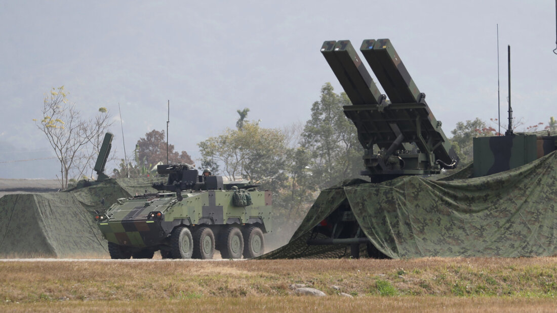 ARCHIV - Ein Panzerfahrzeug fährt während einer militärischen Übung in Taichung County, Taiwan, an einer Mehrfachraketenabschussvorrichtung vorbei. (zu dpa: «USA: Waffenverkauf an Taiwan «pausiert»») Foto: ChiangYing-ying/AP/dpa 20260522151933476.jpg