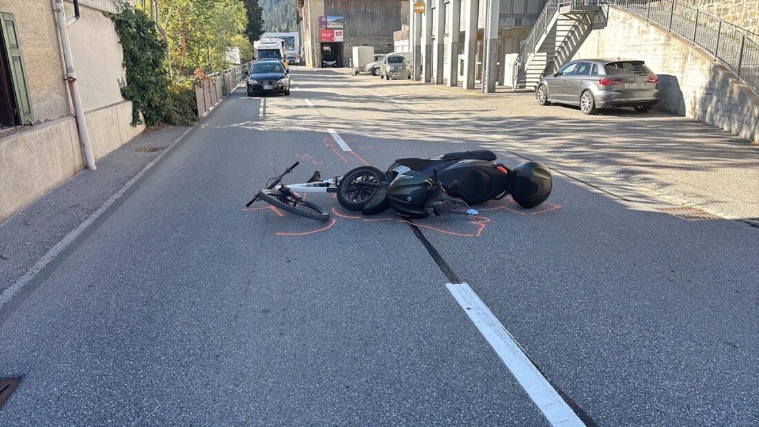 Ein Kontrollblick zu wenig - und schon ist der Unfall passiert zwischen einer E-Bikerin und einem Motorrad. Am Sonntagvormittag wurden im bündnerischen Malix zwei Frauen verletzt. 20260927160058916.jpg