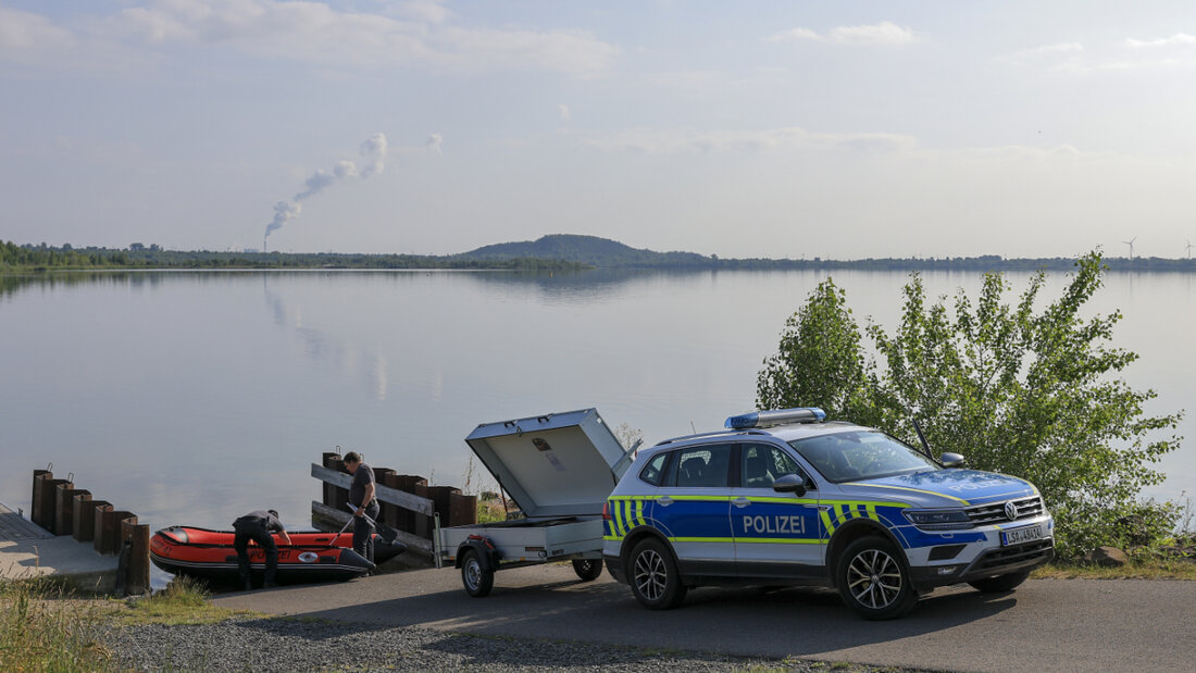 dpatopbilder - Polizisten bereiten ein Schlauchboot am Geiseltalsee vor. Die Behörden suchen nach einer möglichen Großkatze in der Nähe des Sees. Am Vorabend wurde über die Notfall-App NINA eine Warnmeldung abgesetzt. Foto: Jan Woitas/dpa 20250617132418870.jpg