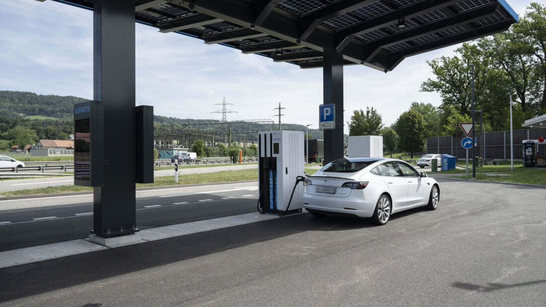 Halterinnen und Halter von E-Autos sollen ab 2030 eine Steuer zur Finanzierung der Strassen bezahlen. Das will der Bundesrat. (Symbolbild) 20250926135830472.jpg