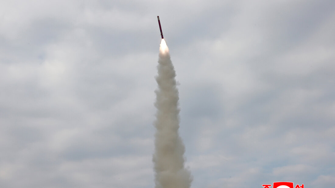 HANDOUT - Die von der staatlichen nordkoreanischen Nachrichtenagentur KCNA am 29.10.2025 zur Verfügung gestellte Aufnahme zeigt nach Angaben von KCNA einen Testabschuss von strategischen Marschflugkörpern auf dem Meer. Foto: Uncredited/KCNA via YNA/dpa - ACHTUNG: Nur zur redaktionellen Verwendung und nur mit vollständiger Nennung des vorstehenden Credits 20251107073248475.jpg