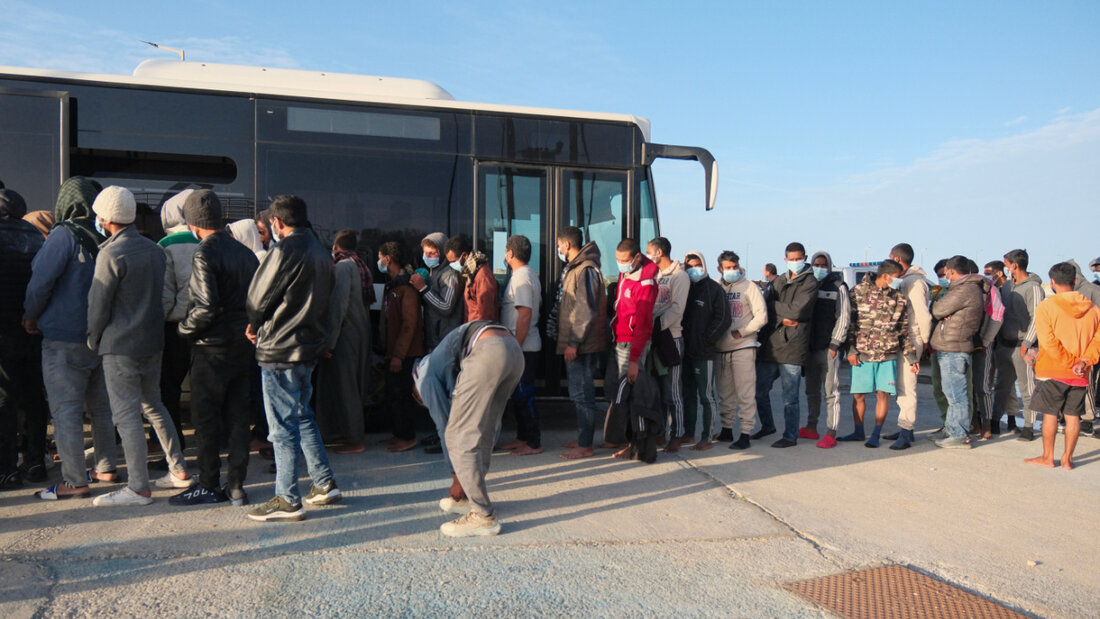 ARCHIV - Migranten gehen zu einem Bus im Hafen von Paliochora auf der Insel Kreta (Archivbild). Foto: Giannis Angelakis/AP/dpa 20251112080226236.jpg