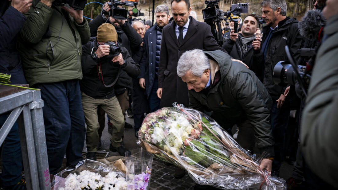Der italienische Aussenminister Antonio Tajani legt am Unglücksort Blumen nieder. 20260102152707848.jpg