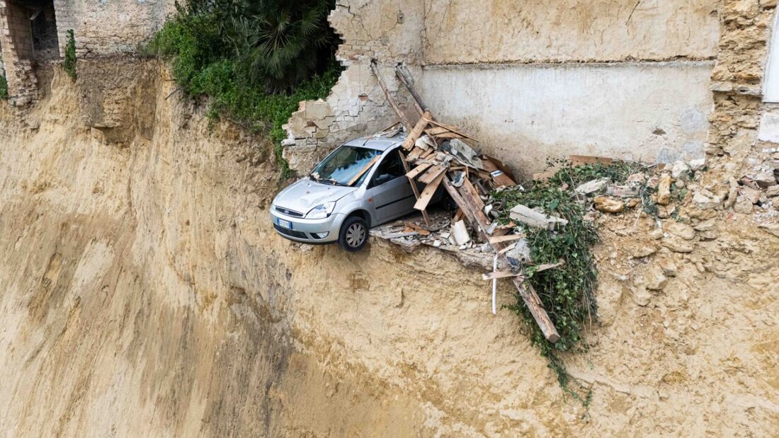 dpatopbilder - In dem Dorf Niscemi ist ein Auto vor einem durch einen Erdrutsch entstandenen Abgrund zu sehen. Nach schweren Unwettern auf Sizilien hat sich in einer Stadt ein massiver Erdrutsch gebildet. Foto: Andrea Petrelli/IPA via ZUMA Press/dpa 20260129152314275.jpg