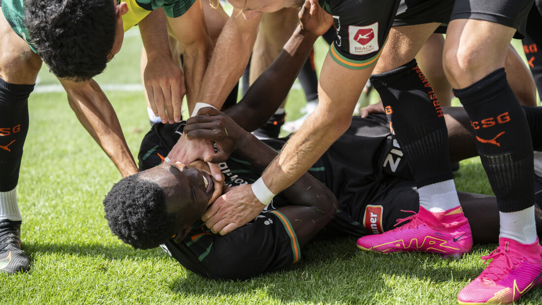 Enoch Owusu wird nach seinem Siegtor von den Mitspielern gefeiert 20260802161034258.jpg