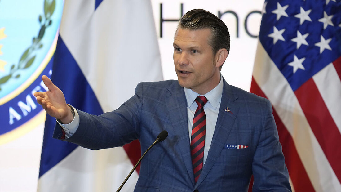 US-Verteidigungsminister Pete Hegseth spricht bei der Zentralamerikanischen Sicherheitskonferenz in Panama City. Foto: Matias Delacroix/AP/dpa 20250410044423125.jpg