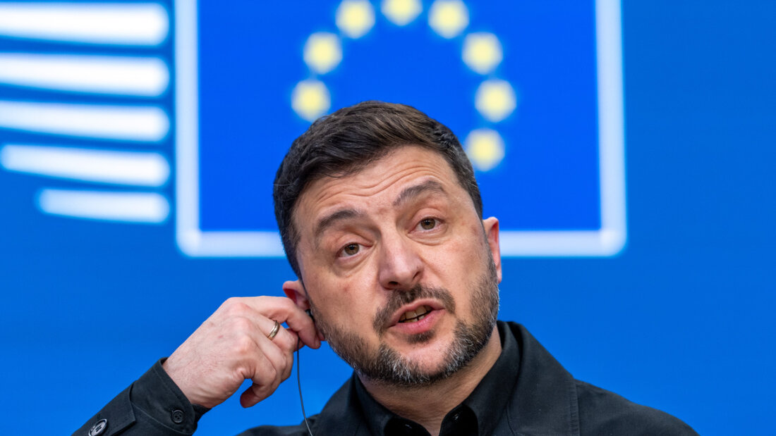 Wolodymyr Selenskyj, Präsident der Ukraine, spricht nach der ersten Arbeitssitzung beim EU-Gipfel. Foto: Michael Kappeler/dpa 20251218174343594.jpg