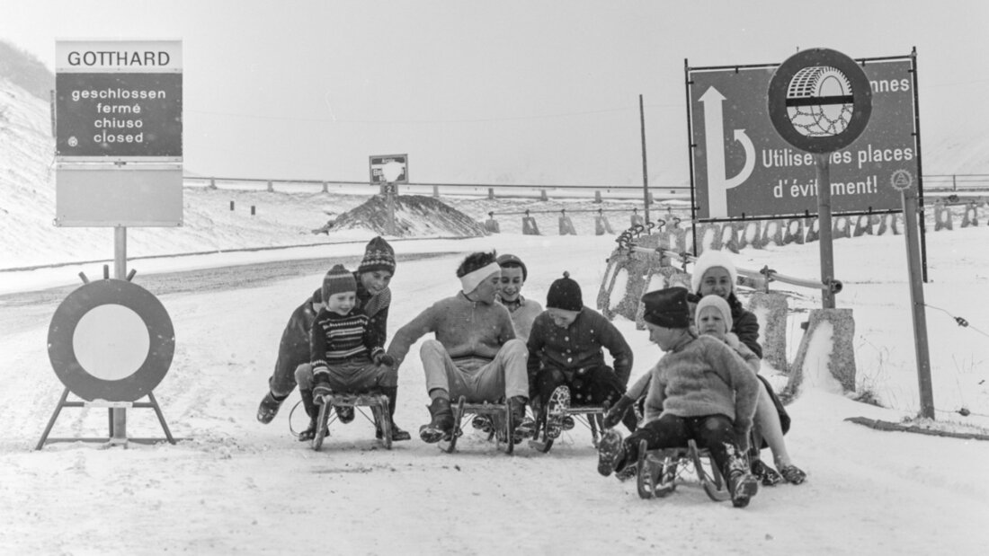 Kinder beim Schlitteln auf der gesperrten Gotthardstrasse bei Hospental im Kanton Uri, aufgenommen im Januar 1962. (Archivbild) 20260118120031053.jpg