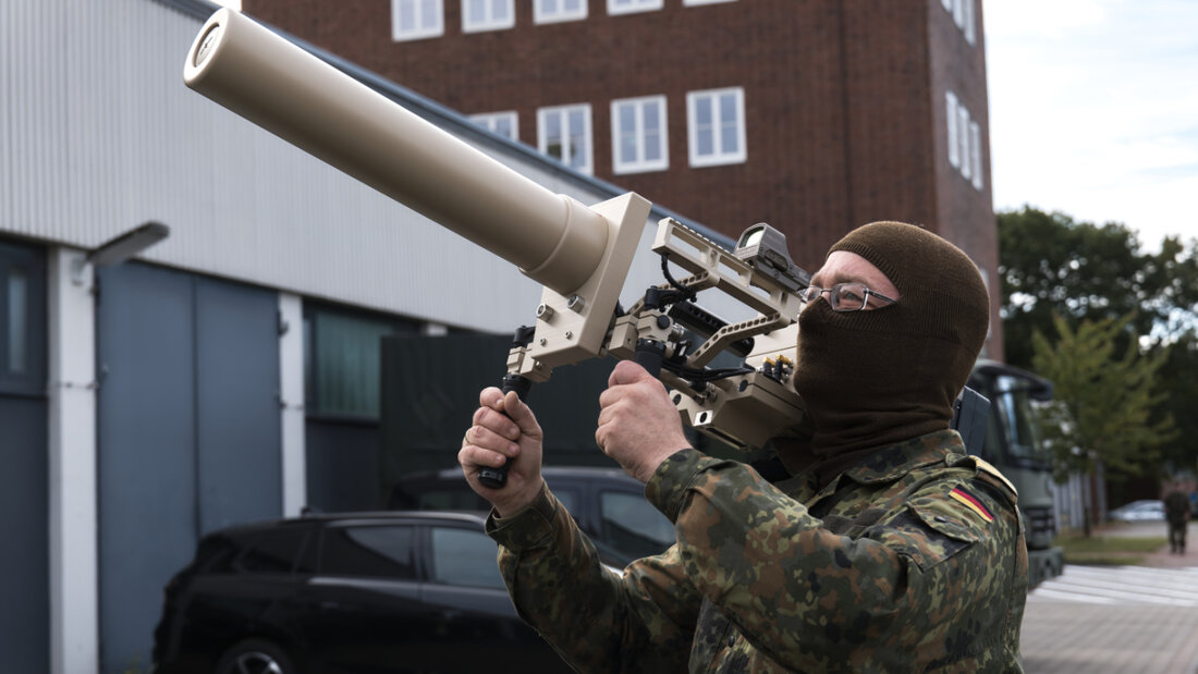 ARCHIV - Ein Bundeswehrsoldat präsentiert den Counter UAV Jammer HP 47 bei der Leistungsschau Drohnenabwehr am zweiten Tag der Großübung "Red Storm Bravo". Foto: Marcus Golejewski/dpa 20260330154820603.jpg