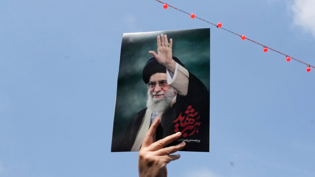 ARCHIV - Eine Frau hält ein Poster des verstorbenen iranischen Obersten Führers Ajatollah Ali Chamenei in die Höhe. Foto: Vahid Salemi/AP/dpa/Archivbild 20260623180337946.jpg