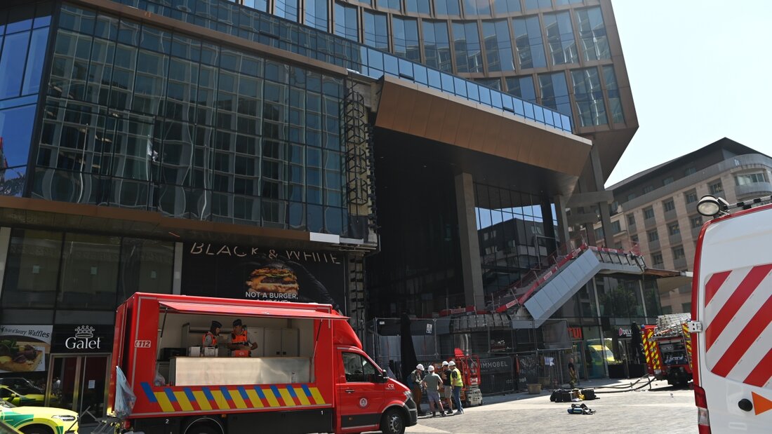 Rettungskräfte stehen vor dem OXY-Gebäude am Place De Brouckere. Bei einem Gebäudebrand sind nach übereinstimmenden Medienberichten mehrere Menschen gestorben. Foto: Emile Windal/Belga/dpa 20260714152525197.jpg