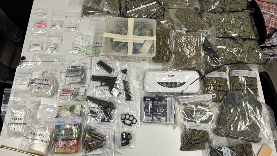 Die Polizei fand unter anderem Kokain, Marihuana, Ketamin und Ecstasy sowie Waffen. 20260901084747478.jpg