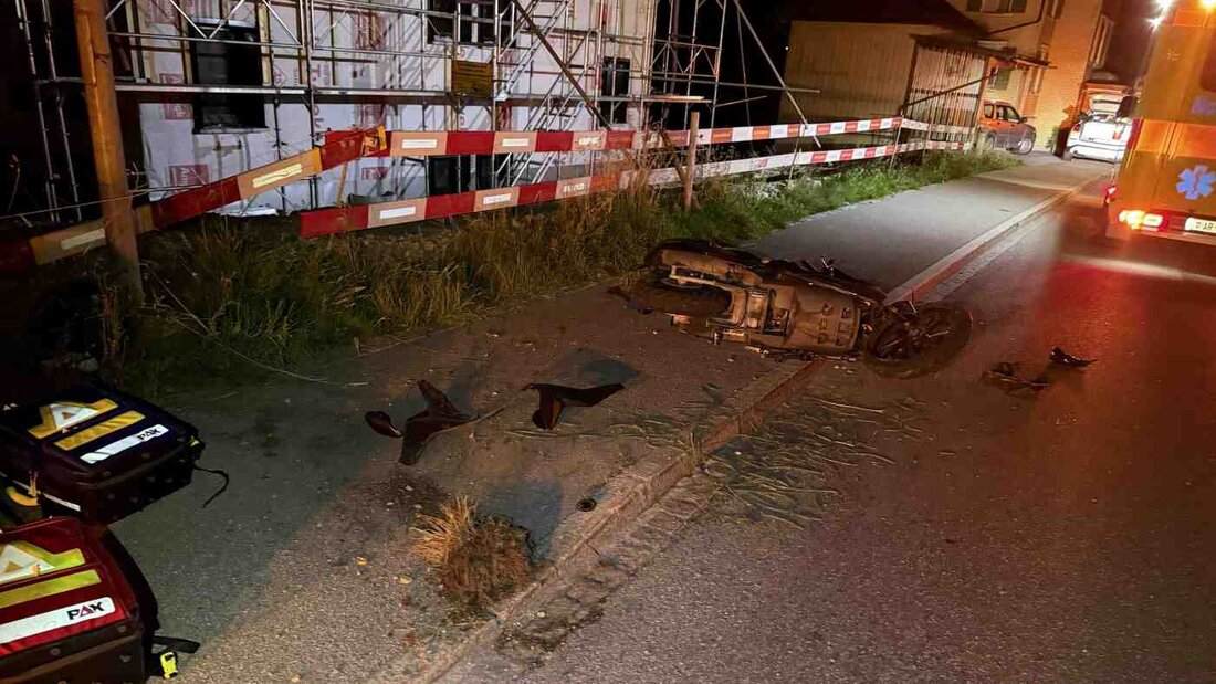 Eine 18-Jährige verletzte sich bei einem Selbstunfall mit ihrem Roller in Urnäsch schwer. 20260905111541830.jpg