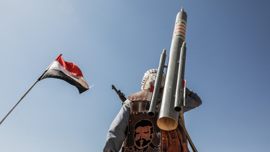 ARCHIV - Bewaffnete Mitglieder der vom Iran unterstützten Huthi-Miliz nehmen an einer Demonstration gegen die USA und Israel teil. Ungeachtet harter israelischer Angriffe auf Ziele der Huthi im Jemen setzt die Miliz ihren Beschuss Israels fort. Foto: Osamah Yahya/dpa/Archivbild 20260910130513615.jpg