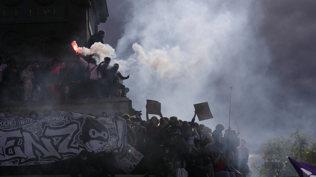 Schüler protestieren gegen unterfinanzierte Schulen. Foto: Aurelien Morissard/AP/dpa 20261008185442125.jpg