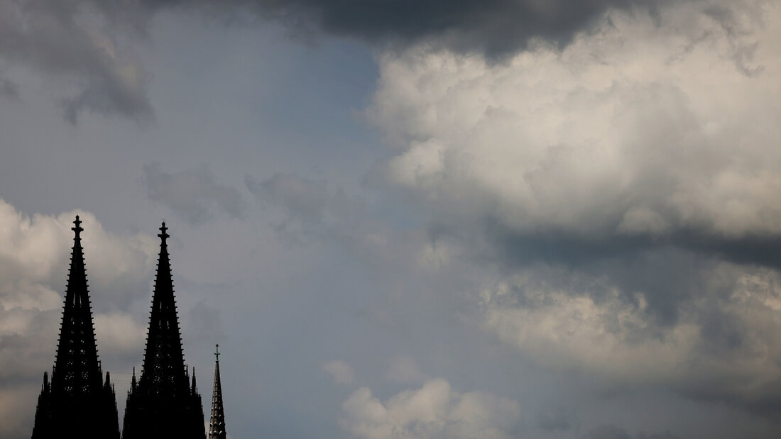ARCHIV - Wolken ziehen am Dom vorbei. Foto: Oliver Berg/dpa 20261015142530172.jpg