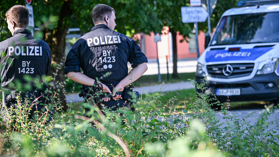 Kräfte der bayerischen Polizei stehen am Welfen-Gymnasium in Schongau. Foto: Jason Tschepljakow/dpa 20260709164148356.jpg