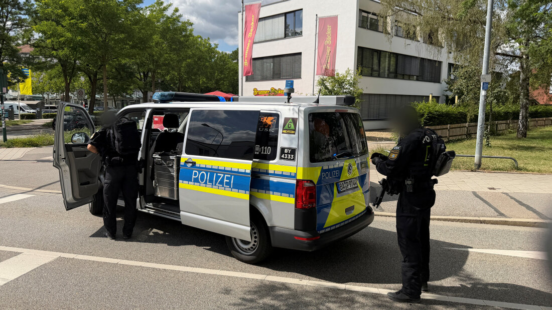 Polizisten sind im Einsatz. Foto: André Baumgarten/Mittelbayerische Zeitung/dpa - ACHTUNG: Person(en) wurde(n) aus rechtlichen Gründen gepixelt 20260723165139472.jpg