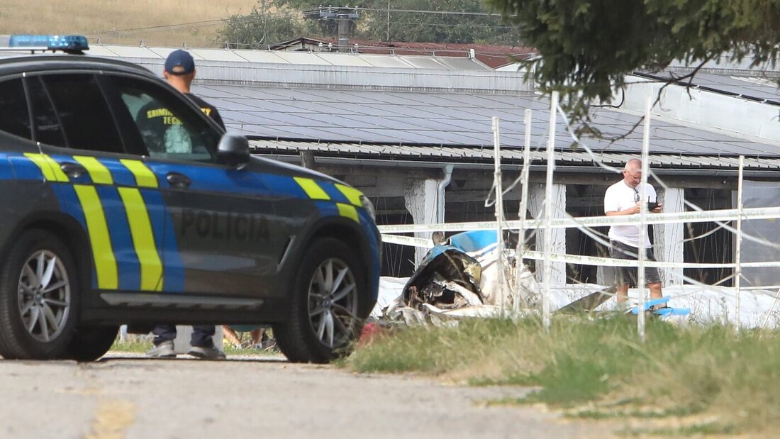 Polizisten und Feuerwehrleute stehen an der Absturzstelle eines Kleinflugzeugs nahe Ocová im Bezirk Zvolen. Beim Absturz eines Kleinflugzeugs in der Slowakei sind zwei Erwachsene und eine minderjährige Person gestorben. Foto: Ján Kro·lák/TASR/dpa 20260802173015631.jpg