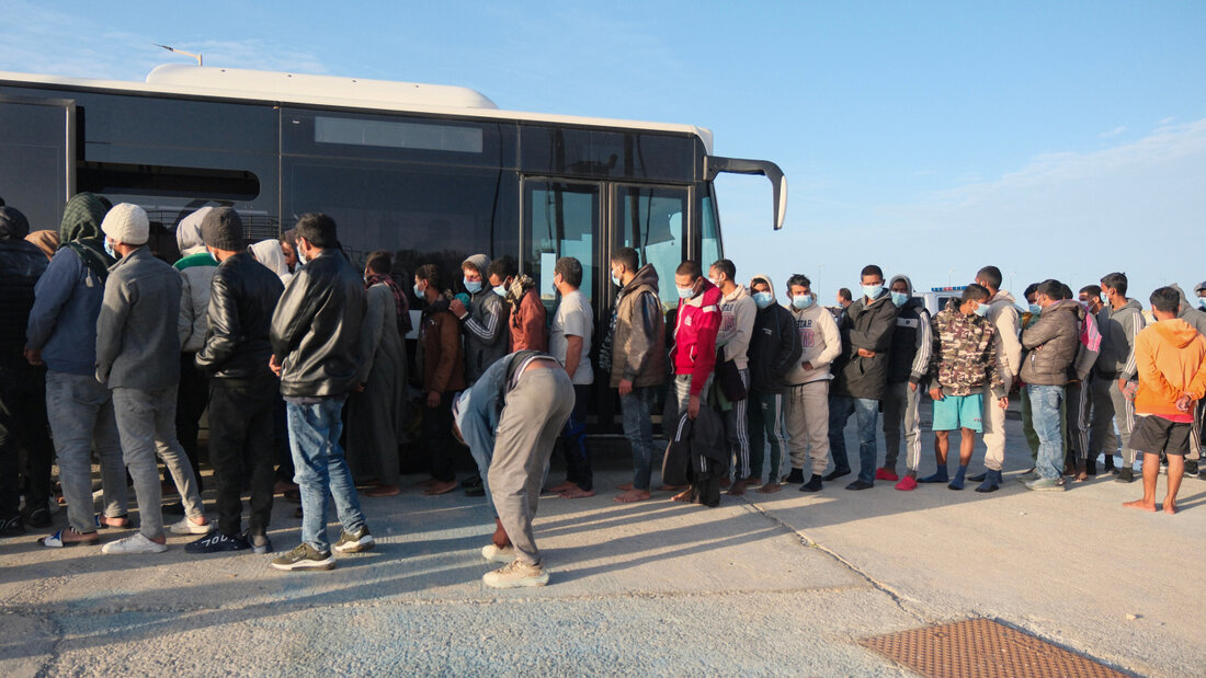 ARCHIV - Migranten gehen nach einer nächtlichen Rettungsaktion der Küstenwache im Hafen von Paliochora auf der Insel Kreta zu einem Bus. (Archivbild) Foto: Giannis Angelakis/AP/dpa 20260823153753543.jpg