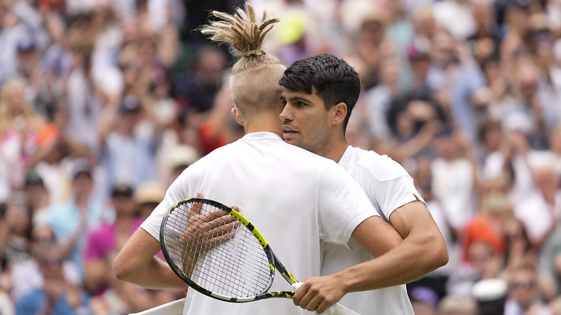 Carlos Alcaraz hält dem Qualifikanten Mark Lajal in seinem Auftaktspiel ohne Satzverlust stand 20240701180511932.jpg