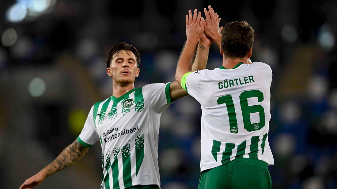 St. Gallens Torschützen Lukas Görtler (rechts) und Hugo Vandermersch klatschen ab 20241107230014883.jpg