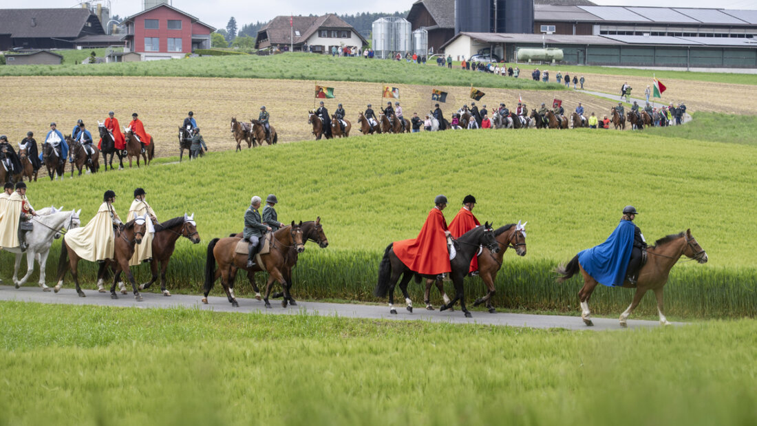 Zu Fuss und zu Pferd begehen Hunderte den traditionellen Auffahrtsumritt rund um Beromünster LU. (Archivbild) 20260514043026880.jpg