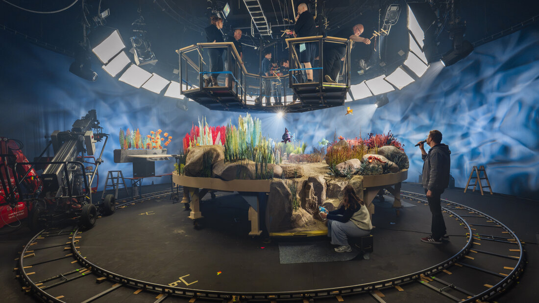 Hier wird der Kinderbuchklassiker verfilmt: Regisseur und Mitglied der Augsburger Puppenkiste, Florian Moch, mit seiner Crew am Set von "De Rägebogefisch". 20260721080055853.jpg
