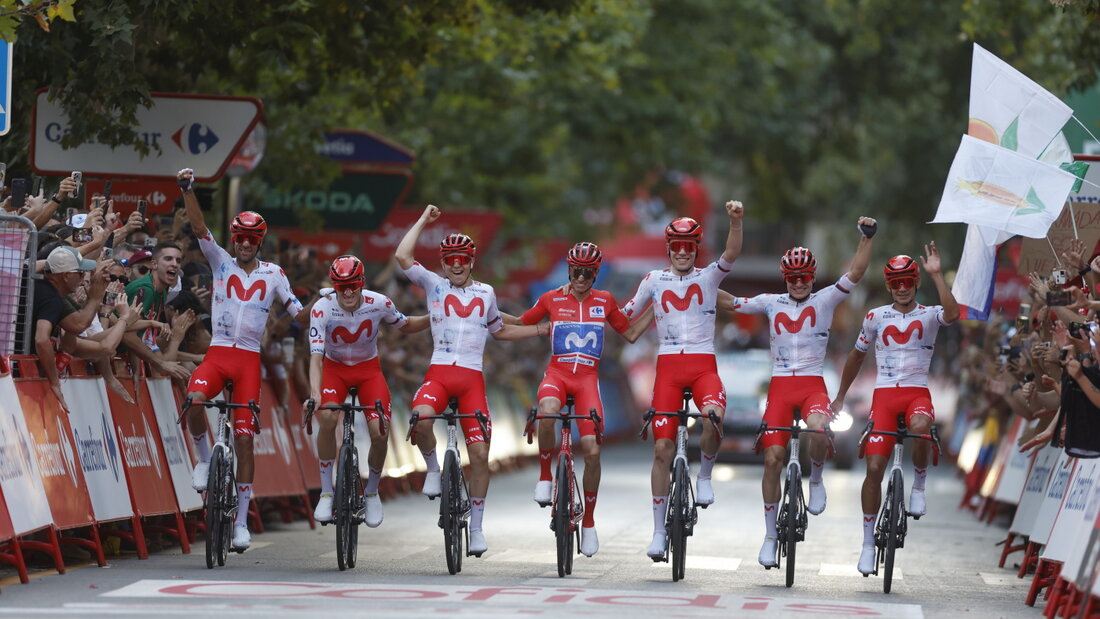 Arm in Arm mit seinen Teamkollegen von Movistar überquert Vuelta-Gesamtsieger Enric Mas im Roten Trikot die Ziellinie in Granada 20260913203307915.jpg