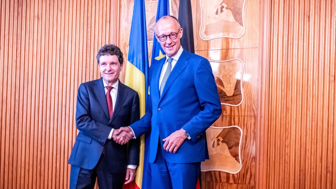 Bundeskanzler Friedrich Merz (CDU, r) steht neben Nicusor Dan, Präsident von Rumänien, bei einem bilateralen Gespräch vor dem Europäischen Arktis-Gipfel. Bei dem Spitzentreffen von europäischen Staats- und Regierungschefs soll es um Wirtschafts-, Umwelt- und Verteidigungsfragen gehen. Foto: Michael Kappeler/dpa 20260914042801583.jpg
