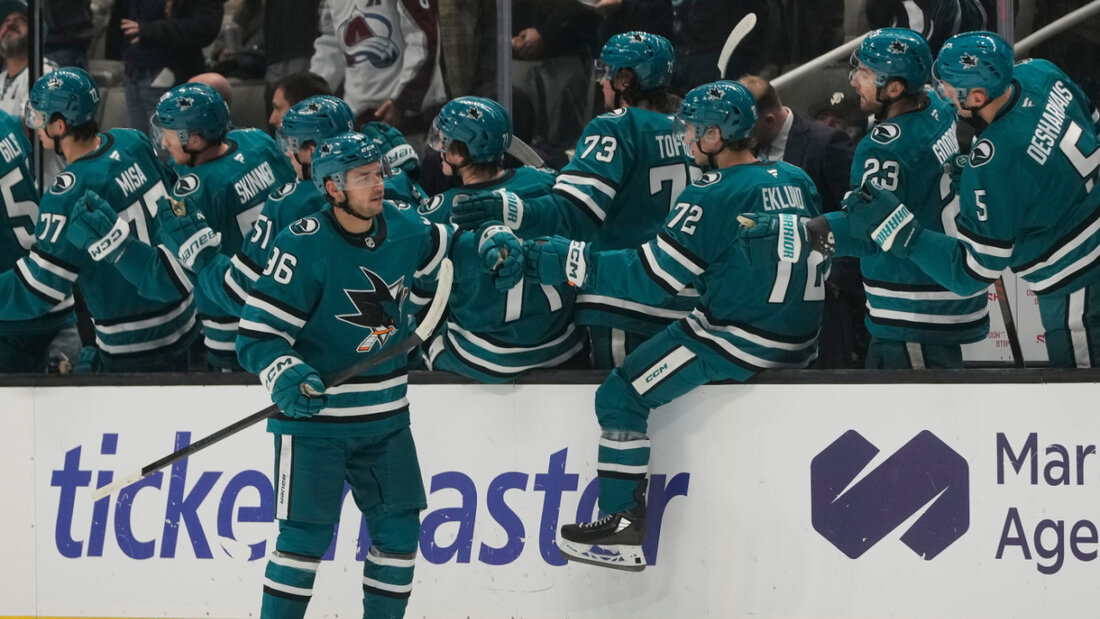 Philipp Kurashev lässt sich von seinen Sharks-Teamkollegen feiern 20251121071717830.jpg