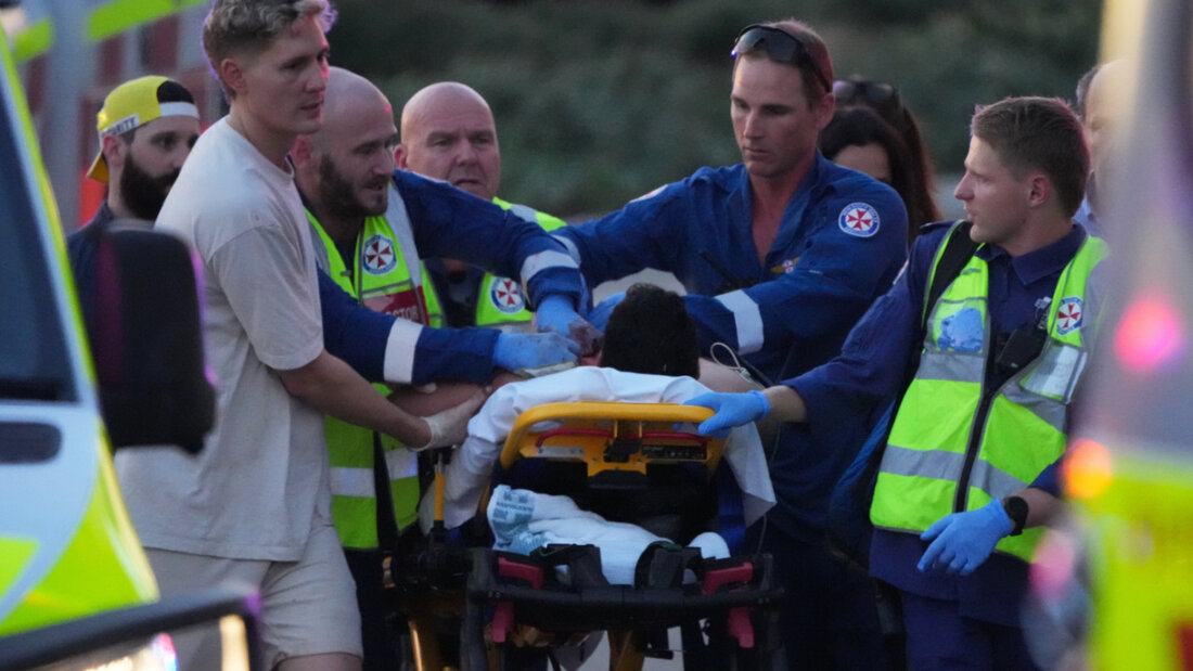 dpatopbilder - Rettungskräfte transportieren eine Person auf einer Bahre nach einem Zwischenfall am Bondi Beach in Sydney. Foto: Mark Baker/AP/dpa 20251214203759895.jpg