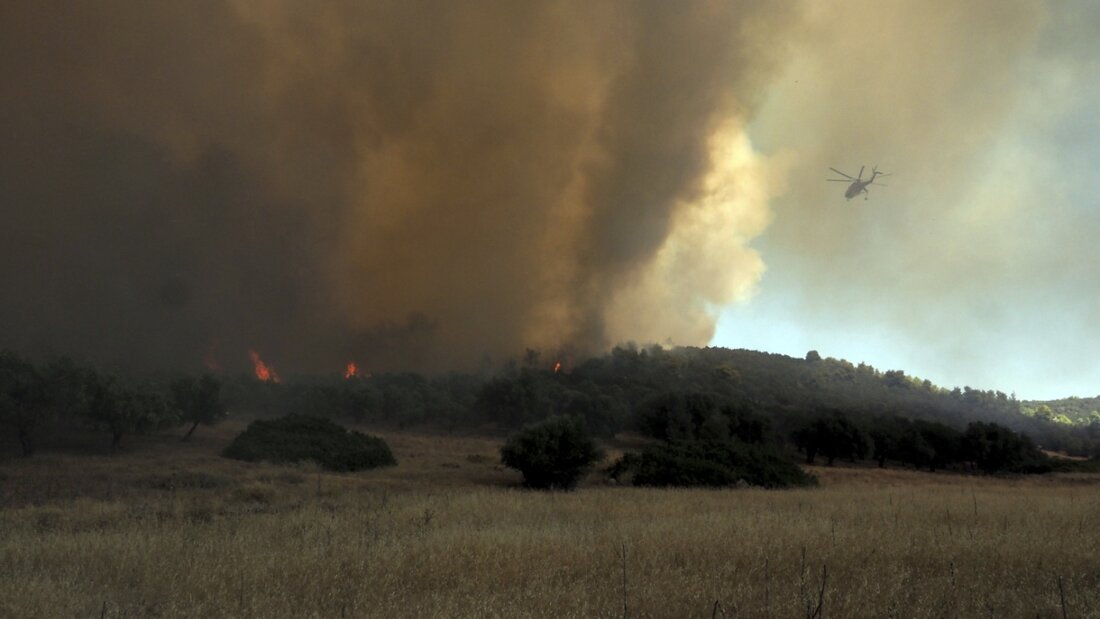ARCHIV - Ein Hubschrauber fliegt über einem Waldbrand in der Nähe des Dorfes Vatontas. Foto: Thodoris Nikolaou/AP/dpa 20260620194639934.jpg