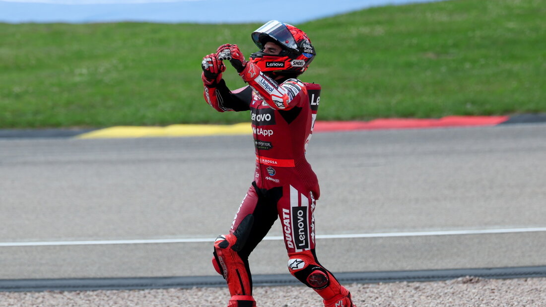 Marc Marquez lässt sich nach seinem 13. GP-Sieg auf dem Sachsenring feiern 20260712152331523.jpg