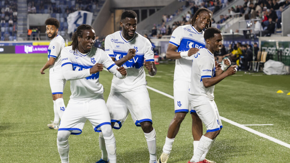 Die Lausanner posieren nach dem Treffer zum zwischenzeitlichen 3:1 gegen die Young Boys 20250503223342890.jpg