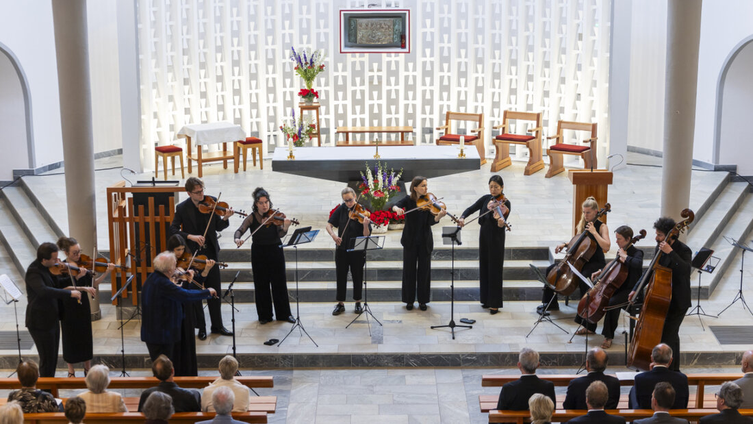 Ein zwölfköpfiges Streicherensemble spielte unter anderem Werke von Giacomo Puccini, Maurice Ravel, Johann Sebastian Bach und Benjamin Britten. 20260601204553804.jpg