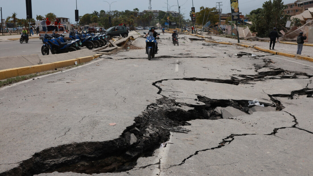 Motorradfahrer fahren auf einer Straße, die durch die Erdbeben, die La Guaira in Venezuela einen Tag zuvor erschüttert hatten, aufgerissen wurde. Foto: Javier Campos/AP/dpa 20260626162929911.jpg