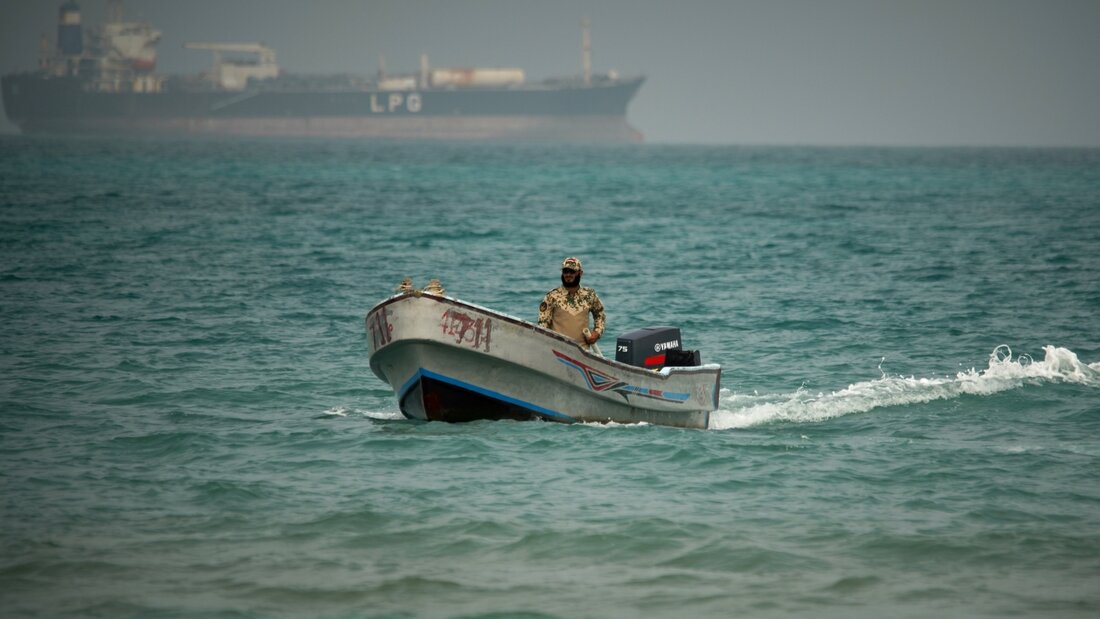 ARCHIV - Ein jemenitischer Soldat fährt in den Gewässern nördlich der Straße von Bab el-Mandeb. Foto: Abdulnasser Alseddik/AP/dpa/Symbolbild 20260804183901465.jpg
