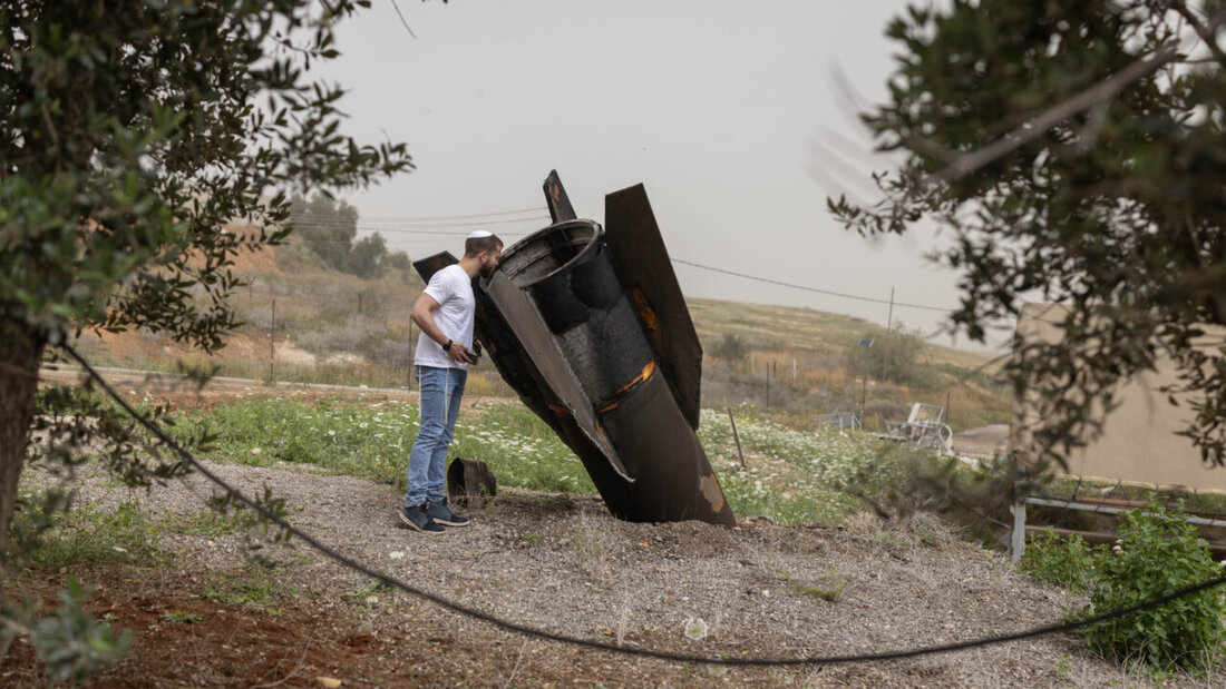 ARCHIV - Ein israelischer Mann betrachtet in der jüdischen Siedlung im nördlichen Jordantal das Heckteil einer vom Iran abgeschossenen ballistischen Rakete. Foto: Oren Ziv/dpa 20260412150811615.jpg
