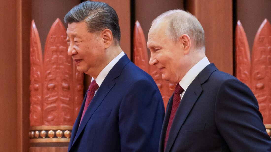 Der russische Präsident Wladimir Putin (r) und der chinesische Präsident Xi Jinping gehen zu Gesprächen in der Großen Halle des Volkes. Foto: Maxim Stulov/Pool Sputnik Kremlin/AP/dpa 20260520115129546.jpg