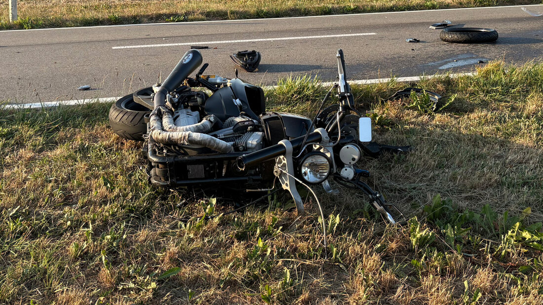In Mettlen TG geriet ein Töfffahrer auf die Gegenfahrbahn und krachte in ein entgegenkommendes Auto. 20260812162447134.jpg