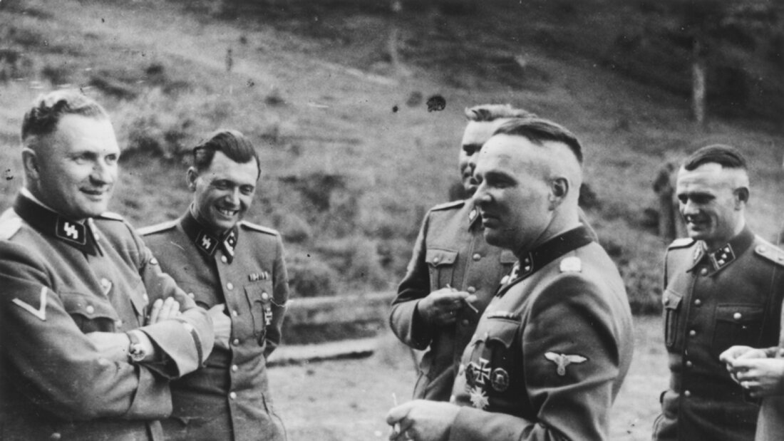 Die Aufnahme aus dem US Holocaust Memorial Museum zeigt Josef Mengele (zweiter von links) bei einem Treffen mit SS-Offizieren im Jahr 1944 bei Auschwitz. 20260910150839838.jpg