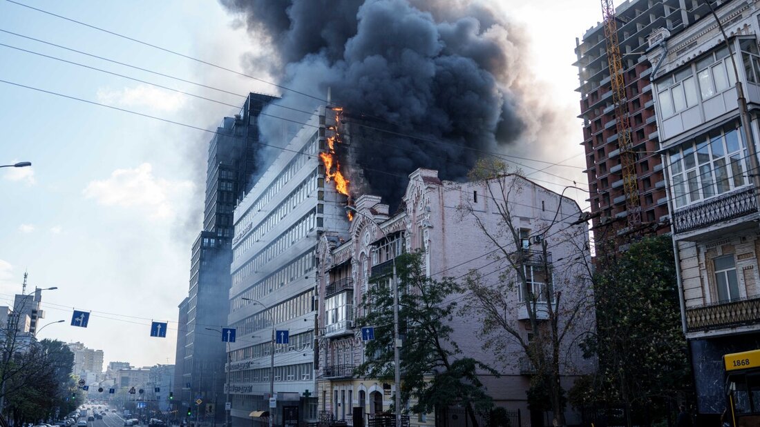 dpatopbilder - Ein Krankenhaus brennt nach einem russischen Drohnenangriff auf die Innenstadt von Kiew. Foto: Evgeniy Maloletka/AP/dpa 20260928175903232.jpg
