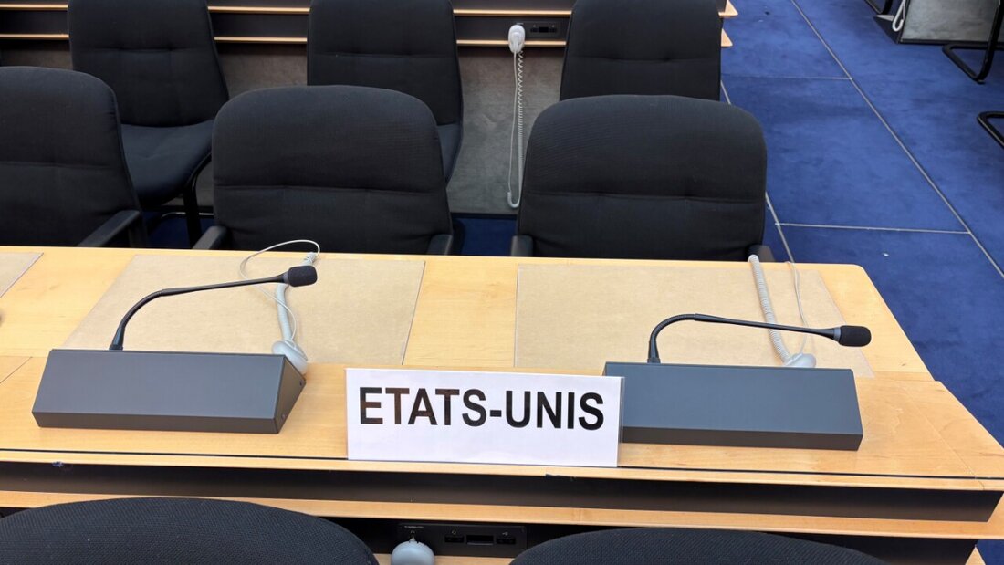 Die Stühle der USA (französische Schreibweise Etats Unis) bleiben in der Sitzung der Arbeitsgruppe des UN-Menschenrechtsrats zur Überprüfung der Lage in den USA leer. Die Arbeitsgruppe des UN-Menschenrechtsrates stellte die «Nicht-Kooperation» formell fest. Foto: Christiane Oelrich/dpa 20251107163832616.jpg