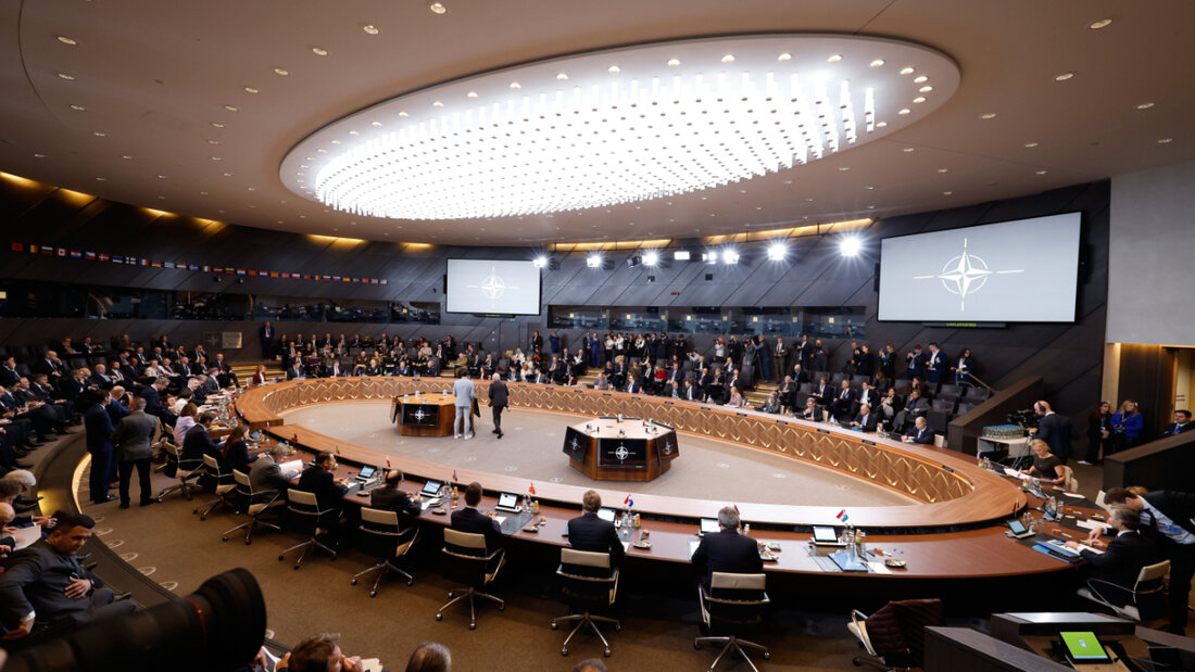 Gesamtansicht des Saals während einer Sitzung des Nordatlantikrats der Außenminister im Nato-Hauptquartier. Foto: Geert Vanden Wijngaert/AP/dpa 20251203125258452.jpg