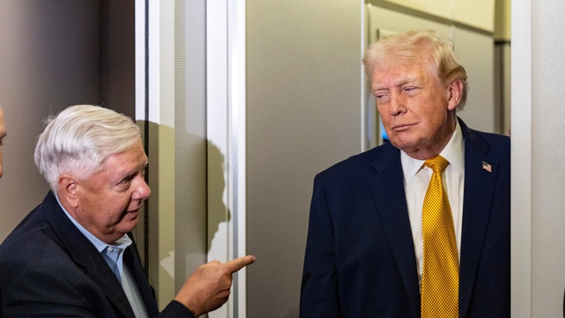 ARCHIV - Der republikanische US-Senator Lindsey Graham gestikuliert, während Präsident Donald Trump an Bord der Air Force One mit Reportern spricht. Foto: Alex Brandon/AP/dpa 20260712123935052.jpg