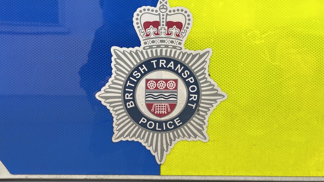 ARCHIV - Ein Logo der British Transport Police. Foto: Julia Kilian/dpa/Symbolbild 20260813211315622.jpg