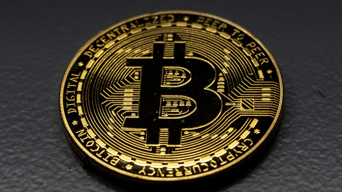 Der Kurs des Bitcoin ist am Mittwochabend auf den höchsten Stand seit Anfang Juni gestiegen. Grund dafür sind sinkende Renditen von US-Staatsanleihen und US-Präsident Donald Trump. (Archivbild) 20260820104056141.jpg